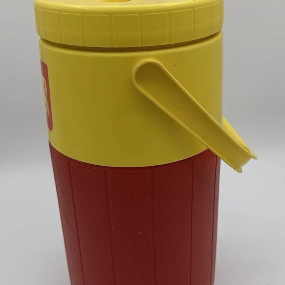Vintage Coleman 5590 half gallon water jug cooler Slim Jim branded Yellow Red - Picture 4 of 9